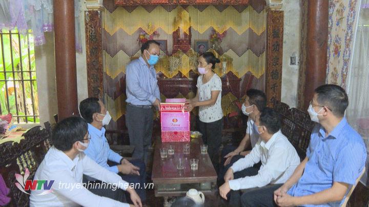 Đồng chí Nguyễn Nam Đình tặng quà thương binh Văn Thị Rơn.