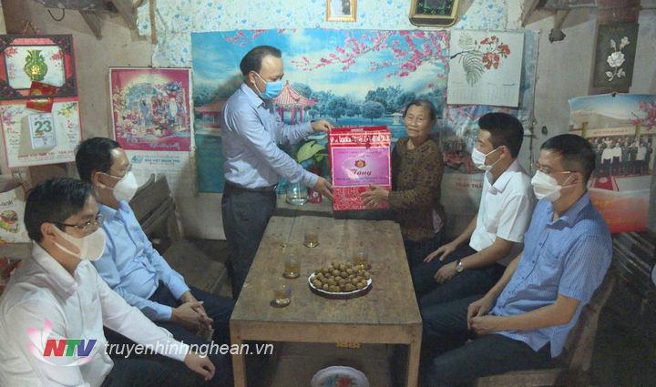Phó Chủ tịch HĐND tỉnh Nguyễn Nam Đình tặng quà cho bà Nguyễn Thị Tân