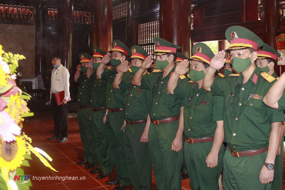 Bộ CHQS tỉnh Nghệ An dâng hương tưởng niệm nhân kỷ niệm Ngày Thương binh - Liệt sỹ