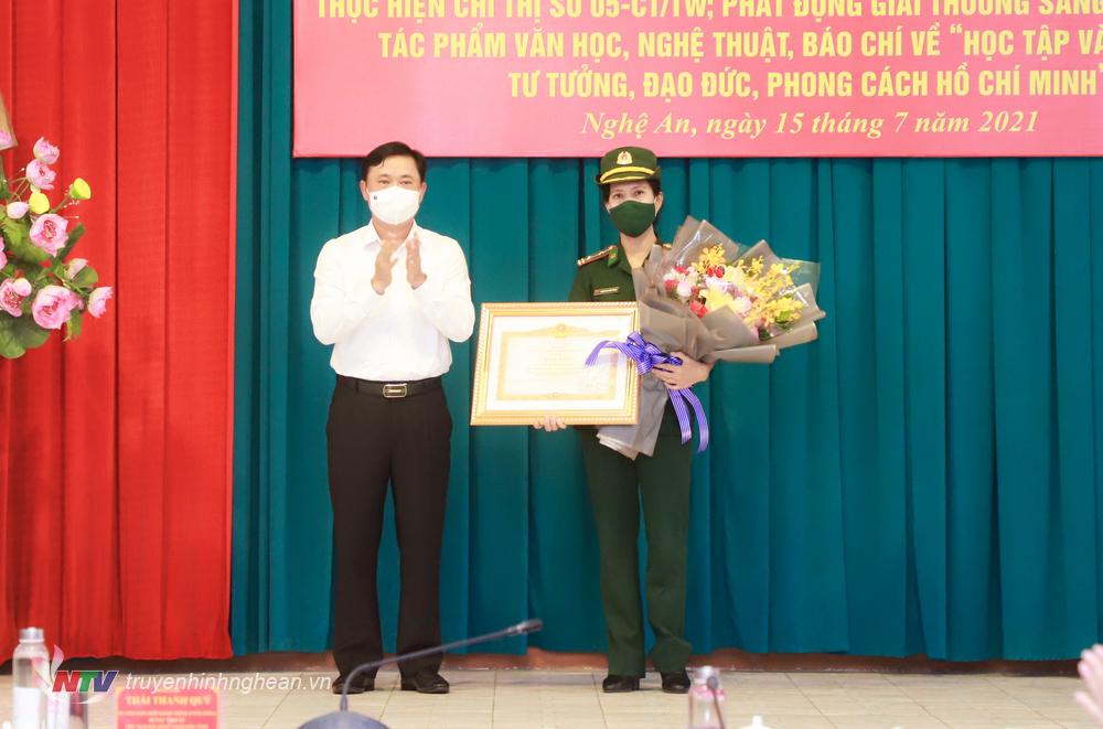 Bí thư Tỉnh ủy Thái Thanh Quý đã trao tặng Bằng khen của Thủ tướng Chính phủ cho Trung tá Nguyễn Thị Trần Thanh. 