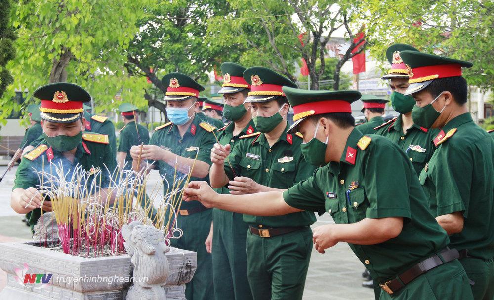 Đoàn đại biểu Bộ CHQS tỉnh Nghệ An thành kính tưởng niệm Chủ tịch Hồ Chí Minh.