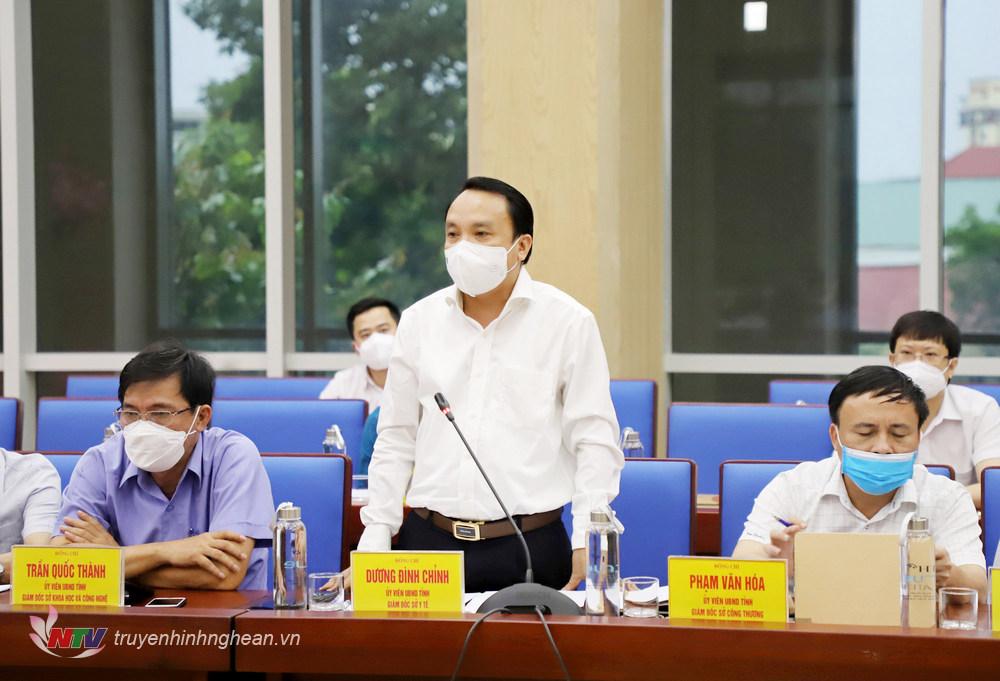 Giám đốc Sở Y tế Dương Đình Chỉnh báo cáo tại phiên họp.