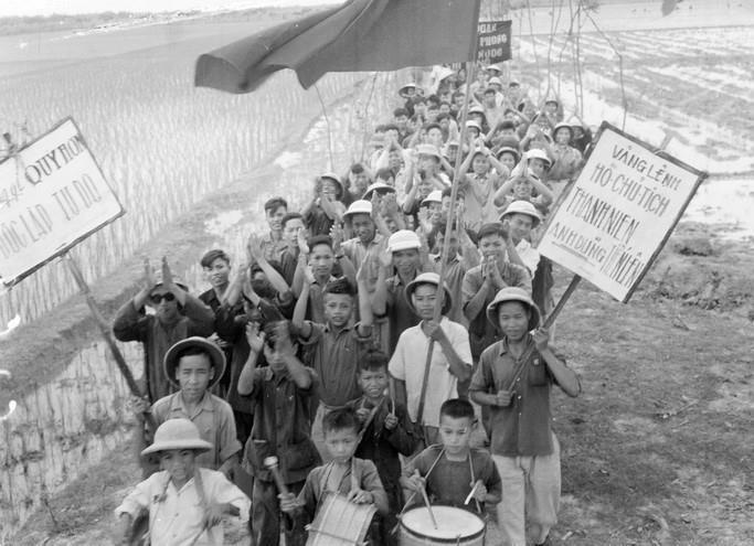 Thanh niên xã Chi Lăng, huyện Tiên Hưng (Thái Bình) nô nức lên đường tòng quân diệt Mỹ (1967).