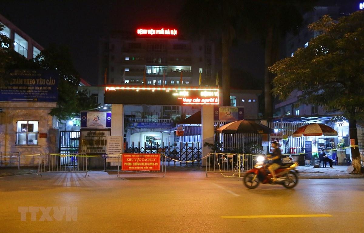 Bệnh viện Phổi Hà Nội cách ly tạm thời (ảnh chụp lúc 22h ngày 25/7/2021).