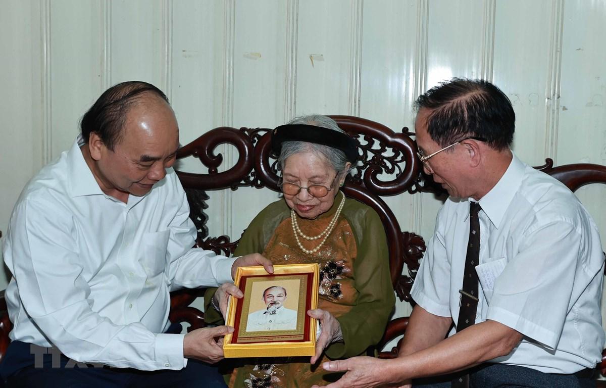 Chủ tịch nước Nguyễn Xuân Phúc đến thăm và tặng quà cho người có công. 