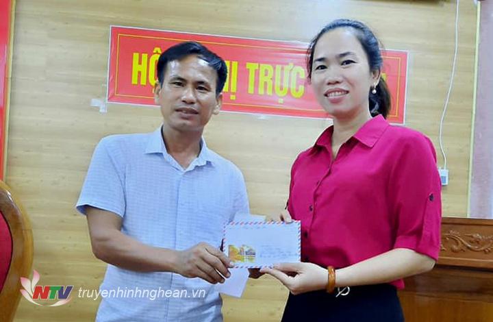 Đồng chí Nguyễn Cảnh Quí rao tiền ủng hộ cho UB MTTQ thị trấn Nghĩa Đàn