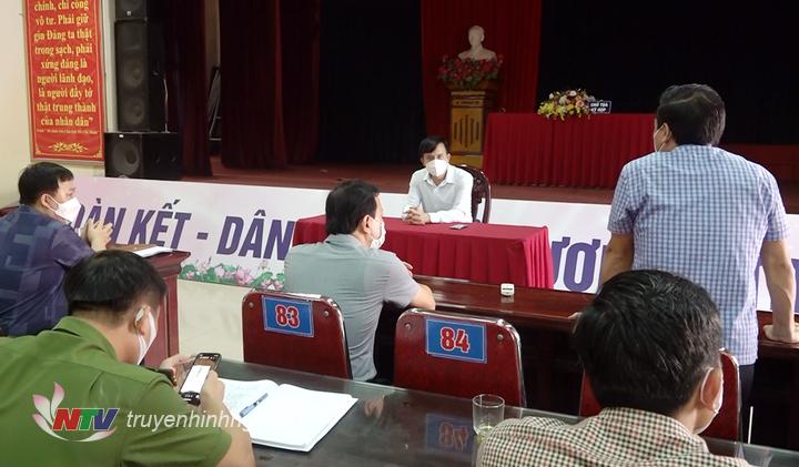 Chủ tịch UBND TP Vinh nghe phường Quán Bàu báo cáo kịch bản PC dịch Covid trong thời gian tới