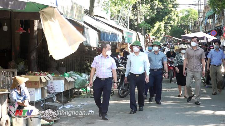 Chủ tịch UBND TP Vinh - Trần Ngọc Tú cùng đoàn công tác đi thị sát tình hình công tác PC dịch tại chợ đầu mối Vinh