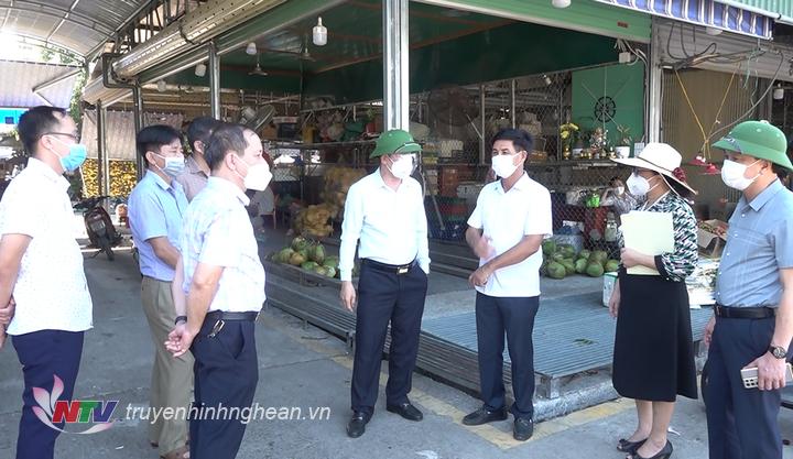 Chủ tịch UBND TP Vinh Trần Ngọc Tú yêu cầu BQL chợ đầu mối tăng cường hơn nữa các biện pháp PC dịch Covid, quyết tâm không để bùng phát dịch bệnh tại chợ lần thứ 2
