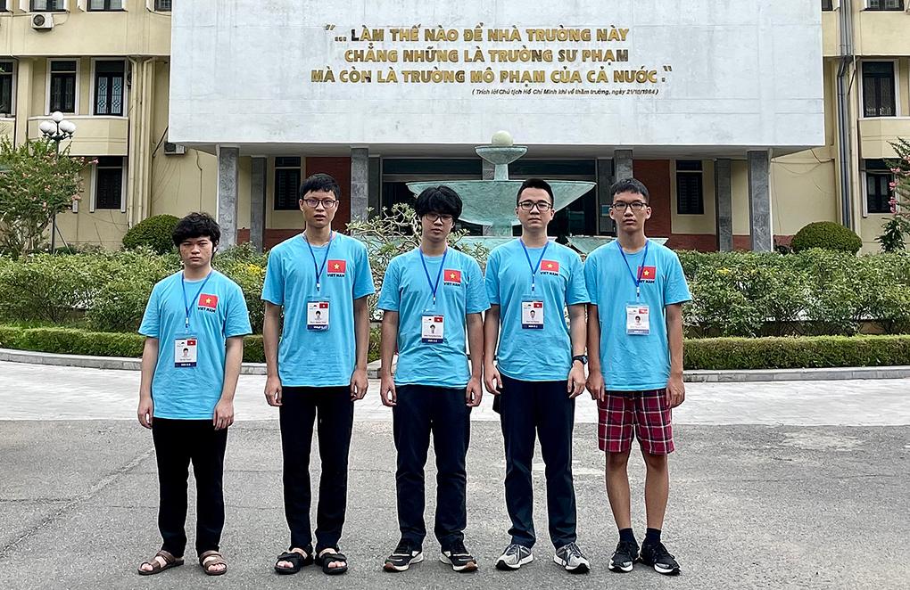 Năm học sinh đội tuyển Việt Nam dự thi Olympic Vật lý quốc tế năm 2021. Ảnh: MOET.