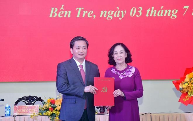 Trưởng Ban tổ chức Trung ương Trương Thị Mai trao quyết định của Bộ Chính trị cho ông Lê Đức Thọ.