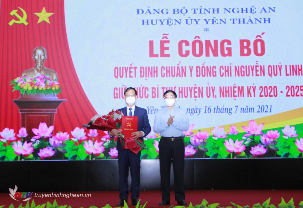 Phó Bí thư Thường trực Tỉnh uỷ Nguyễn Văn Thông trao Quyết định cho đồng chí Nguyễn Quí Linh.