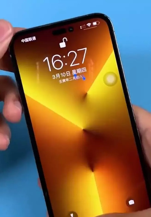 Hình ảnh cho thấy iPhone 14 Pro sở hữu thiết kế màn hình với dạng lỗ đục nốt ruồi và viên thuốc, được xếp theo hình chữ i nằm ngang