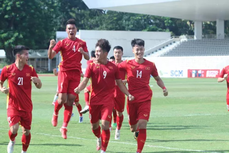 Tiền đạo trẻ Nguyễn Quốc Việt (9) của U19 Việt Nam lập “cú đúp” trong chiến thắng 4-1 trước U19 Philippines Ảnh: VFF