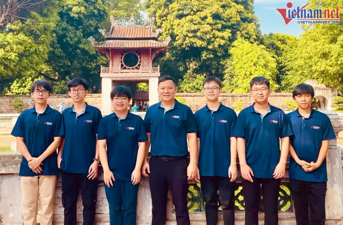 6 thành viên đội tuyển Việt Nam dự thi Olympic Toán quốc tế năm 2022 cùng GS Lê Anh Vinh (giữa).
