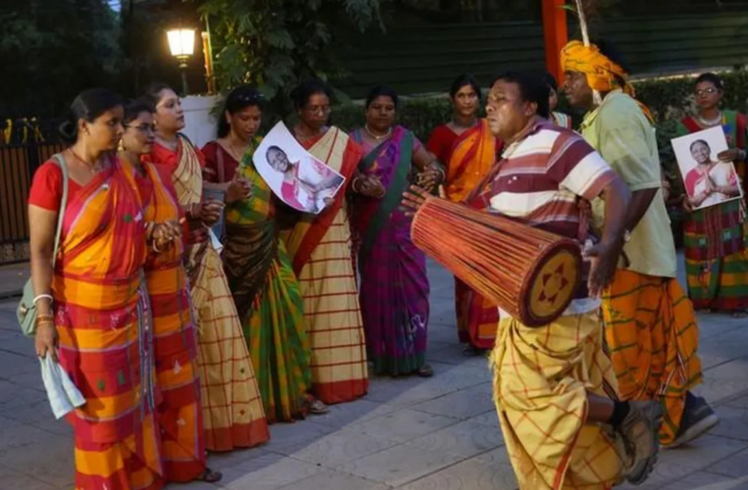 Cộng đồng bộ tộc Santhali nhảy múa khi cầm bức ảnh của tổng thống mới đắc cử Droupadi Murmu.