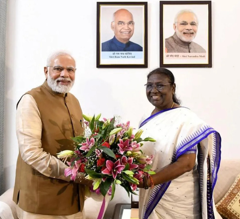 Thủ tướng Narendra Modi chúc mừng bà Droupadi Murmu sau khi được bầu làm tổng thống Ấn Độ hôm 21-7. Ảnh: Reuters.