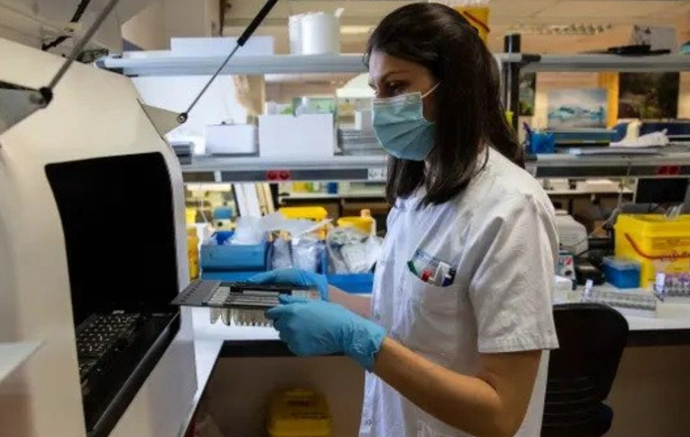 Một kỹ thuật viên tại phòng kiểm tra các mẫu bệnh phẩm nghi nhiễm bệnh đậu mùa khỉ ở Madrid, Tây Ban Nha. Ảnh: AFP.