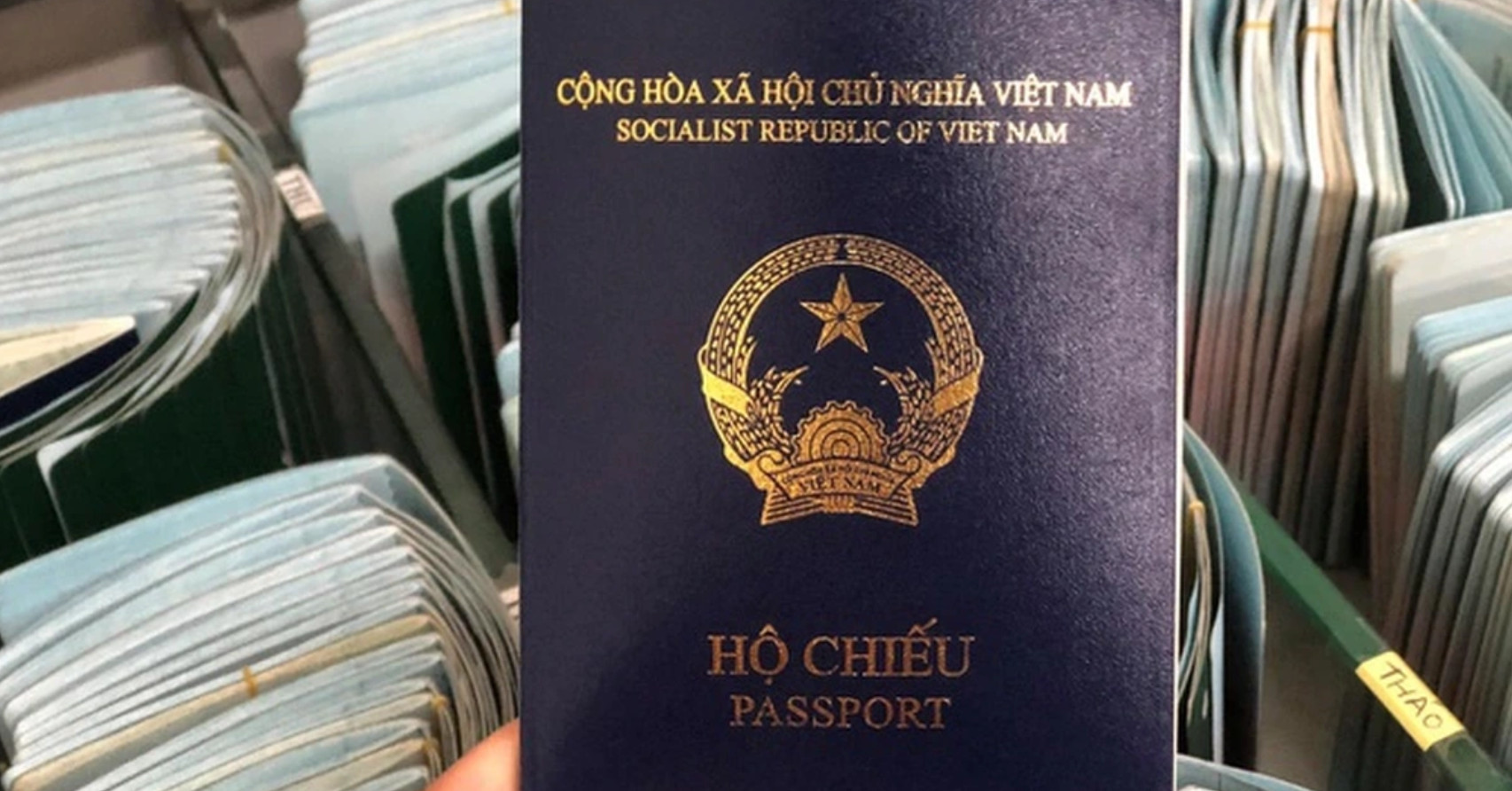 Tạm cấp giấy chứng nhận bổ sung cho người mang hộ chiếu mẫu mới ...
