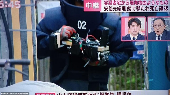 Một số vũ khí tự chế được tìm thấy tại nhà nghi phạm. Ảnh: Daily Mail