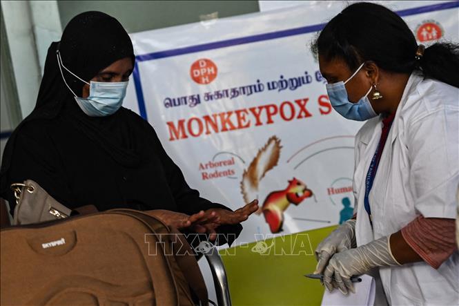 Kiểm tra y tế nhằm ngăn chặn bệnh đậu mùa khỉ lây lan tại sân bay quốc tế ở Chennai, Ấn Độ, ngày 3/6/2022. 