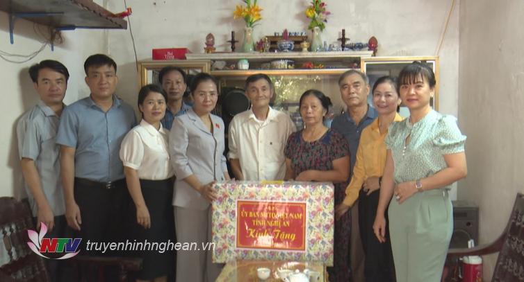 Chủ tịch UBMTTQ tỉnh Võ Thị Minh Sinh cùng đoàn công tác thăm hỏi, tặng quà