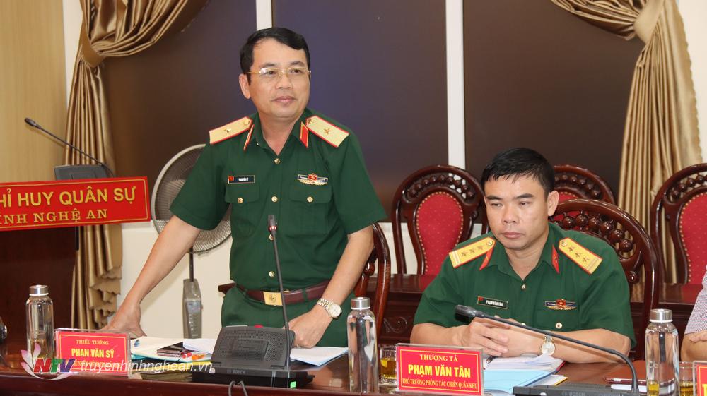 Thiếu tướng Phan Văn Sỹ, Phó Chủ nhiệm Chính trị Quân khu 4 phát biểu tại hội nghị.