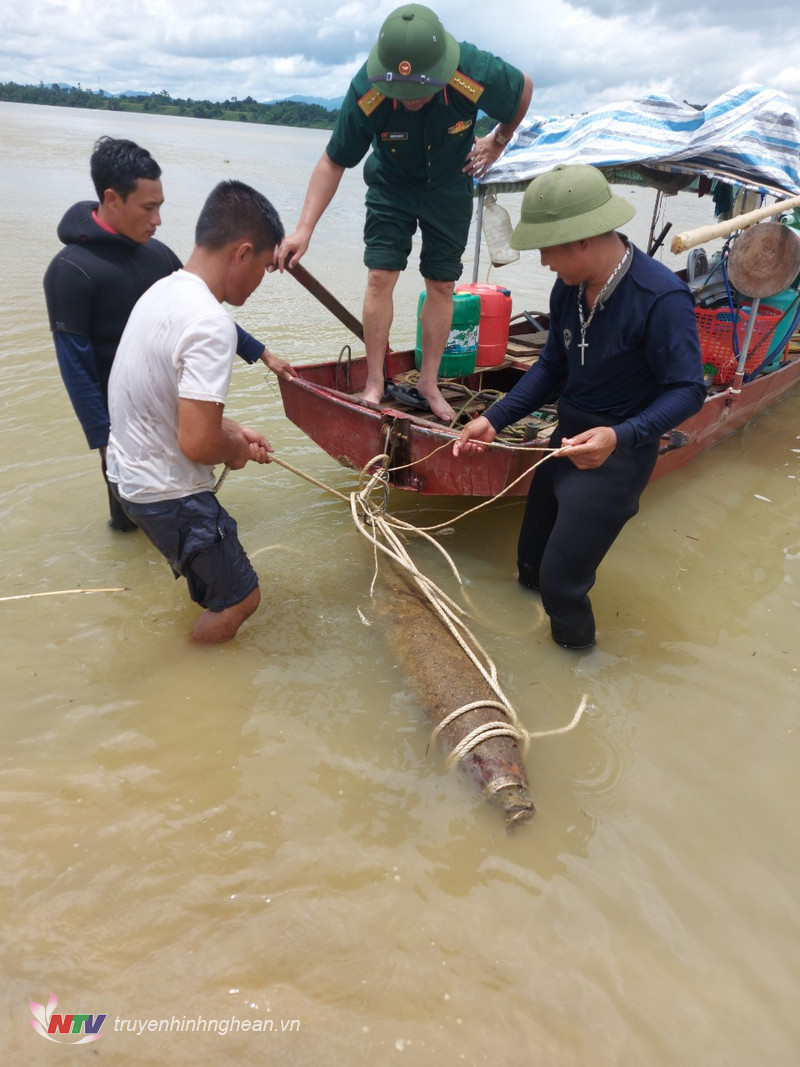 Quả bom được phát hiện trên sông Lam.