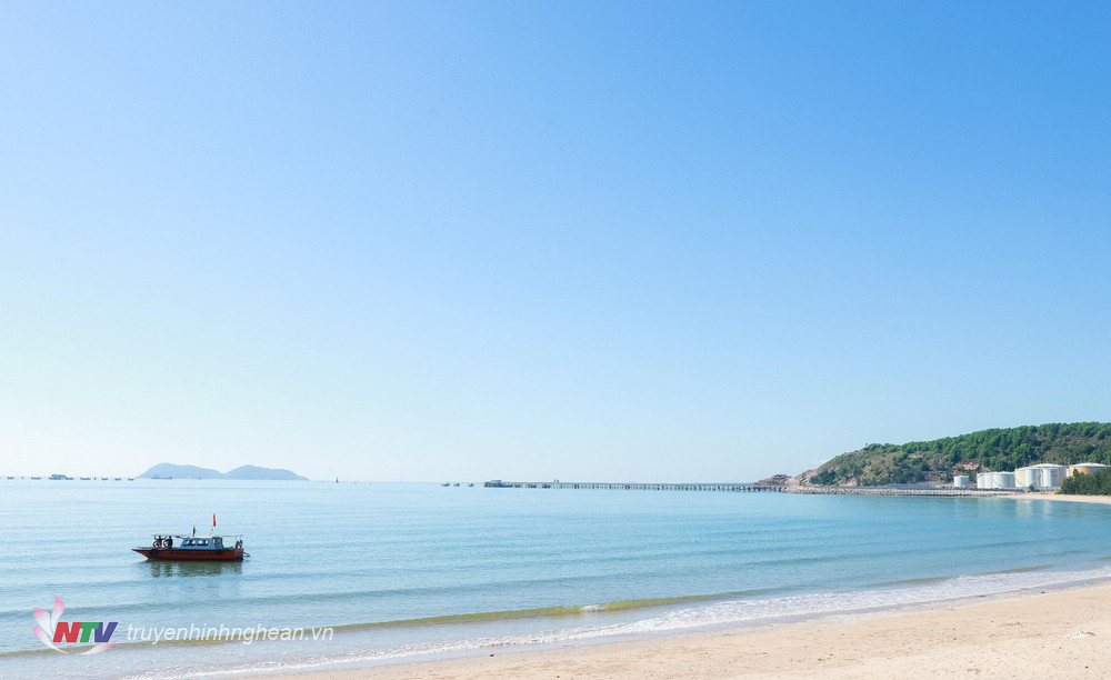 Bãi biển thuộc xã Nghi Thiết, huyện Nghi Lộc - nơi sẽ xây dựng Cảng nước sâu Cửa Lò. 