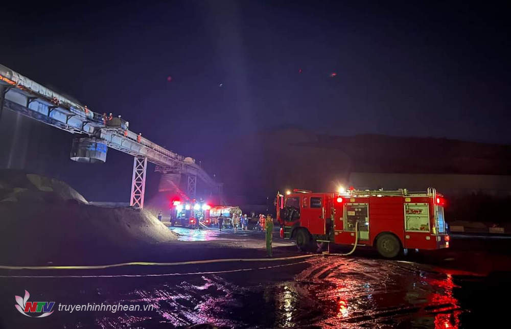 4 xe chữa cháy cùng 24 CBCS nhanh chóng có mặt tại hiện trường, chữa cháy kịp thời.