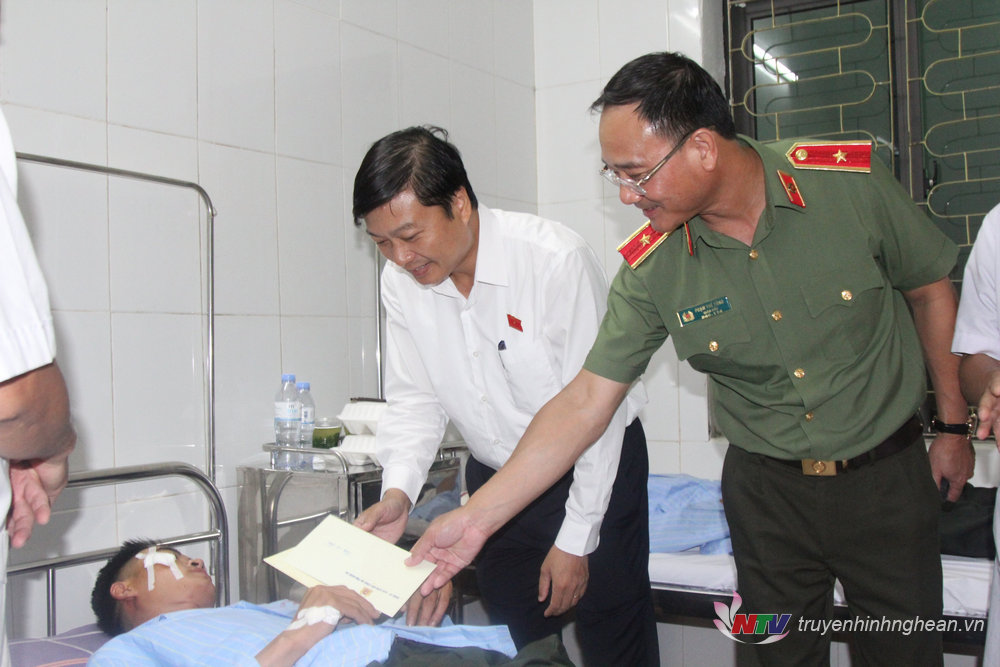 Lãnh đạo tỉnh thăm, động viên chiến sỹ bị thương trong khi làm nhiệm vụ