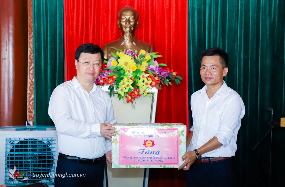 Chủ tịch UBND tỉnh Nguyễn Đức Trung tặng quà cho Ban quản lý Nghĩa trang liệt sĩ Quốc tế Việt - Lào.