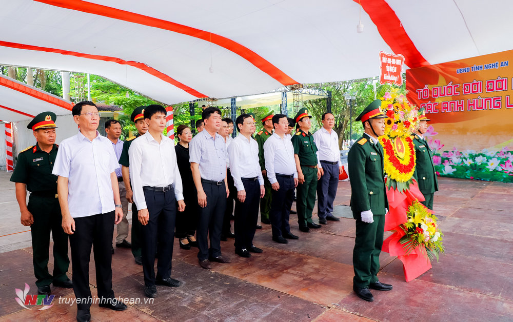 Đoàn dâng hoa, dâng hương trước Tượng đài các anh hùng liệt sỹ, Nghĩa trang liệt sỹ quốc tế Việt - Lào.