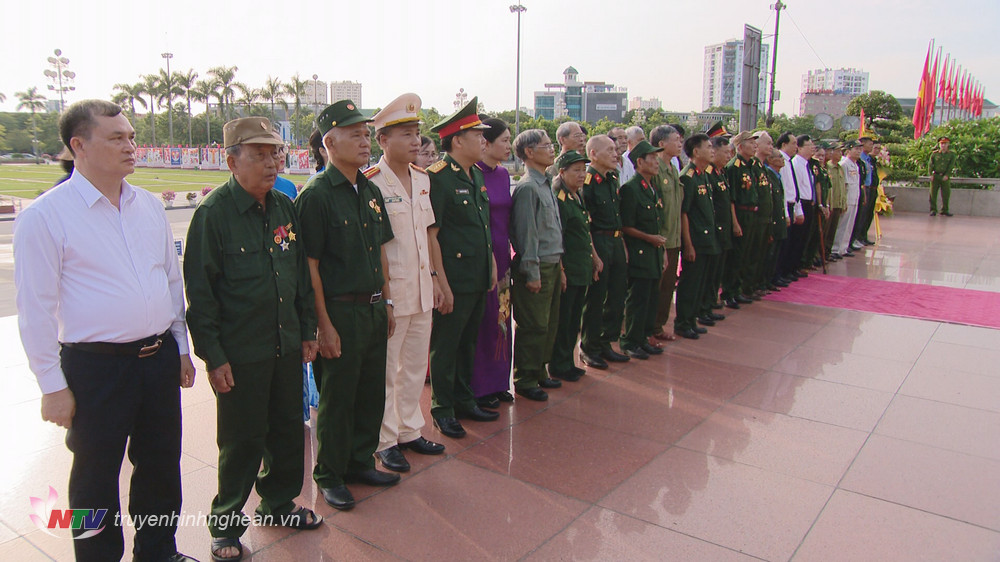 Lãnh đạo tỉnh cùng các đại biểu dâng hoa Chủ tịch Hồ Chí Minh tại quảng trường mang tên Người.
