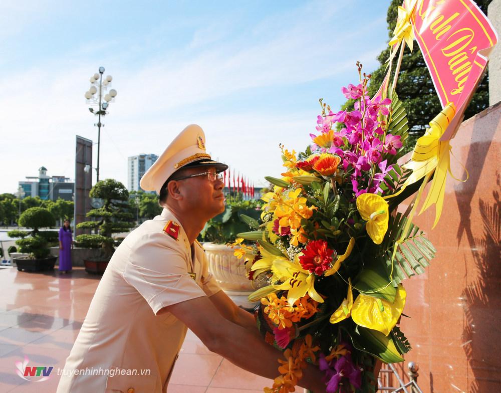 Thiếu tướng Phạm Thế Tùng, Ủy viên BTV Tỉnh ủy, Giám đốc Công an tỉnh dâng lãng hoa tươi thắm lên tượng đài Chủ tịch Hồ Chí Minh.