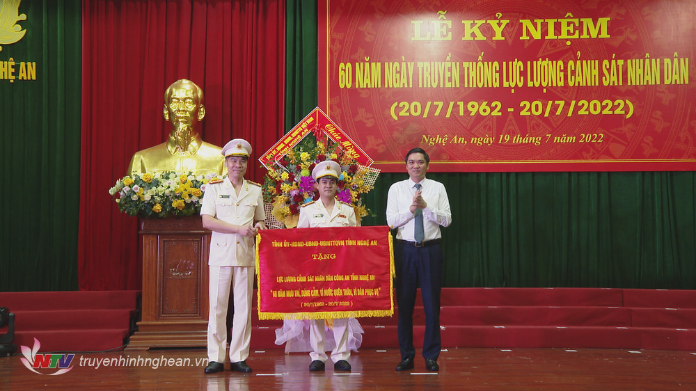 Phó Chủ tịch UBND tỉnh Hoàng Nghĩa Hiếu trao bức trướng.