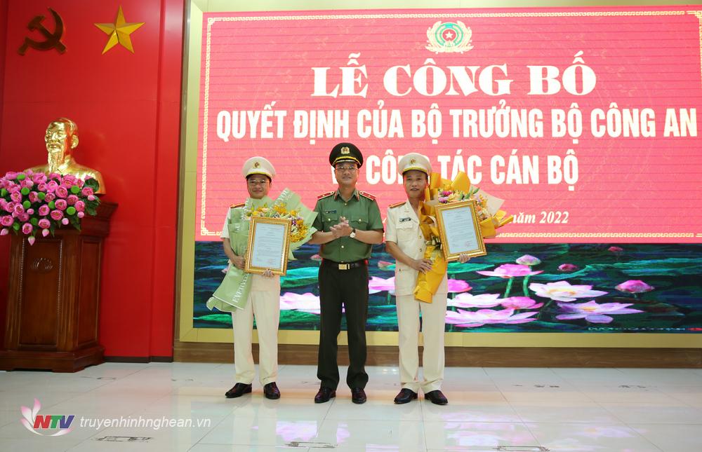 Thiếu tướng Phạm Thế Tùng, Giám đốc Công an tỉnh chúc mừng đồng chí Thượng tá Trần Ngọc Tuấn và đồng chí Thượng tá Nguyễn Duy Thanh