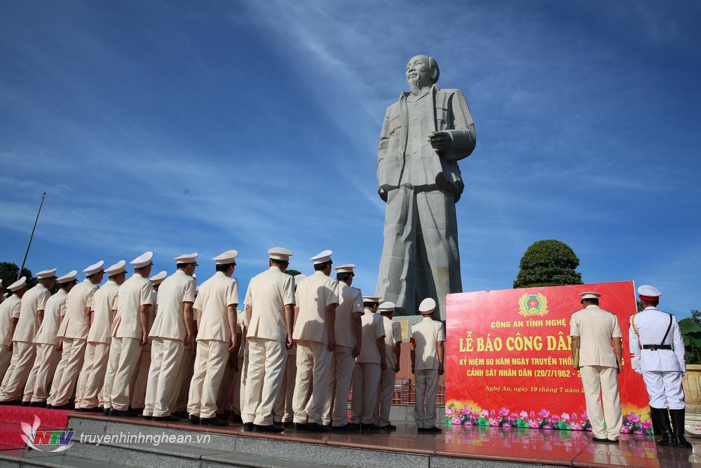 Lễ báo công dâng Bác tại Quảng trường Hồ Chí Minh, TP.Vinh diễn ra trong không khí trang nghiêm, thành kính.