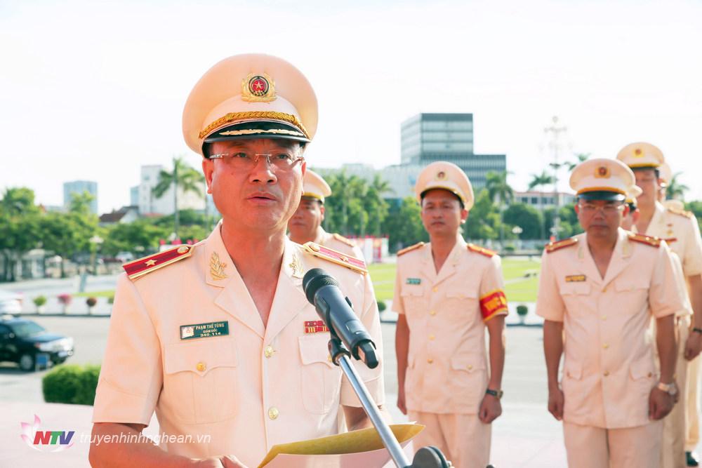 Thiếu tướng Phạm Thế Tùng, Ủy viên BTV Tỉnh ủy, Giám đốc Công an tỉnh báo công lên anh linh Chủ tịch Hồ Chí Minh
