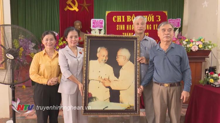 Chủ tịch UBMTTQ tỉnh Võ Thị Minh Sinh tặng tranh Bác Hồ cho Chi bộ