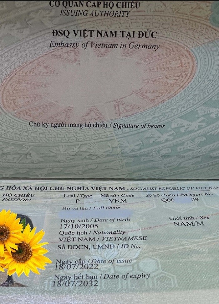 Hộ chiếu mẫu mới do Đại sứ quán Việt Nam tại Đức cấp có số serial bắt đầu bằng chữ Q. (Nguồn: TTXVN)