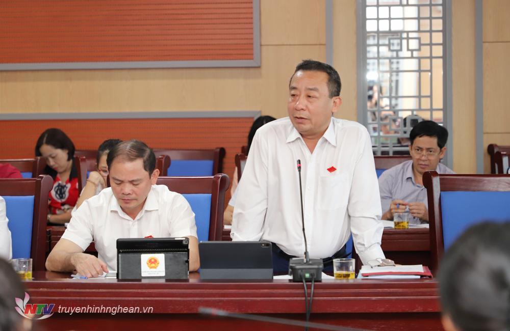 Giám đốc Sở Nông nghiệp và Phát triển nông thôn Nguyễn Văn Đệ giải trình tại phiên thảo luận tổ.