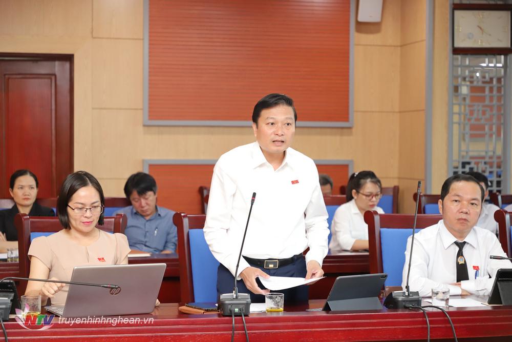 Đồng chí Lê Hồng Vinh - Uỷ viên BTV Tỉnh uỷ, Phó Chủ tịch Thường trực UBND tỉnh phát biểu tại phiên thảo luận tổ.