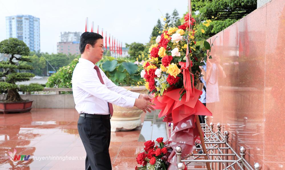 Bí thư Tỉnh uỷ, Chủ tịch HĐND tỉnh Thái Thanh Quý đại diện đoàn đại biểu dâng hoa lên tượng đài Chủ tịch Hồ Chí Minh.