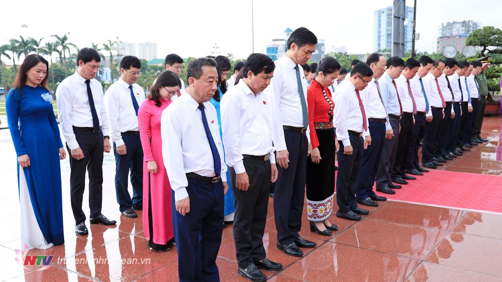 Các đại biểu bày tỏ lòng thành kính và biết ơn vô hạn đối với công lao to lớn của Chủ tịch Hồ Chí Minh.