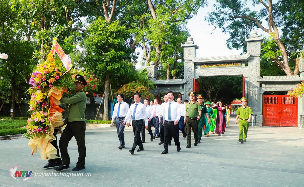 Đoàn đại biểu Tỉnh ủy, HĐND, UBND, Ủy ban MTTQ tỉnh Nghệ An tổ chức dâng hoa, dâng hương tại Khu Di tích Quốc gia đặc biệt Kim Liên (Nam Đàn). 
