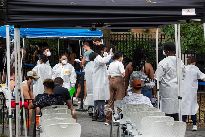 Dau mua khi1: Nhân viên y tế hỗ trợ người dân tại điểm tiêm vaccine phòng bệnh đậu mùa khỉ ở New York, Mỹ ngày 14/7/2022. Ảnh: THX/TTXVN