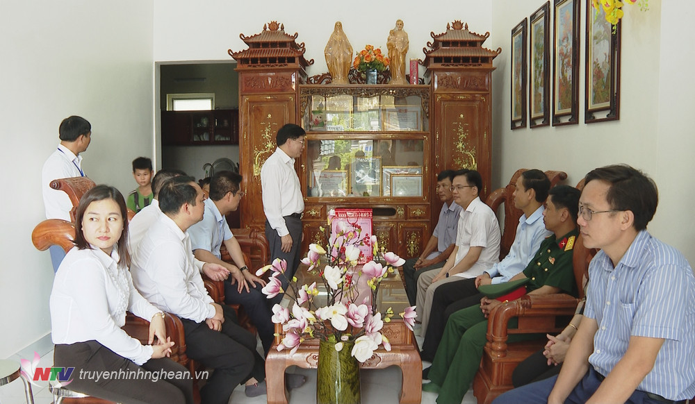 Đồng chí Nguyễn Văn Thông và đoàn công tác đến thăm, tặng quà thương binh Nguyễn Văn Đại tại phường Quỳnh Xuân, thị xã Hoàng Mai.