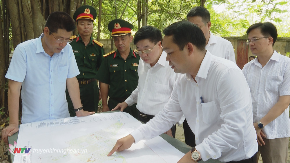 Lãnh đạo thị xã Hoàng Mai trình bày Quy hoạch chi tiết xây dựng tỷ lệ 1/500 tại Cụm Di tích hang Hỏa Tiễn đến đồng chí Phó Bí thư Thường trực Tỉnh ủy và đoàn công tác. 