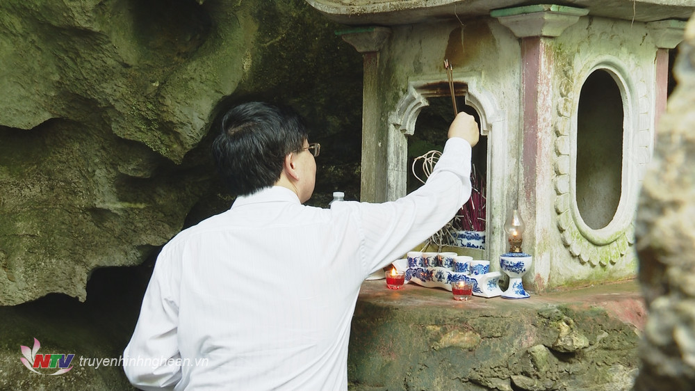Phó Bí thư Thường trực Tỉnh uỷ Nguyễn Văn Thông dâng hương tại hang Hỏa Tiễn.